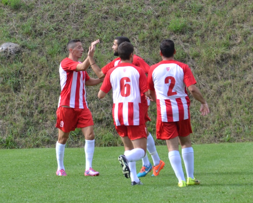 L'esultanza biancorossa al gol di Camilli