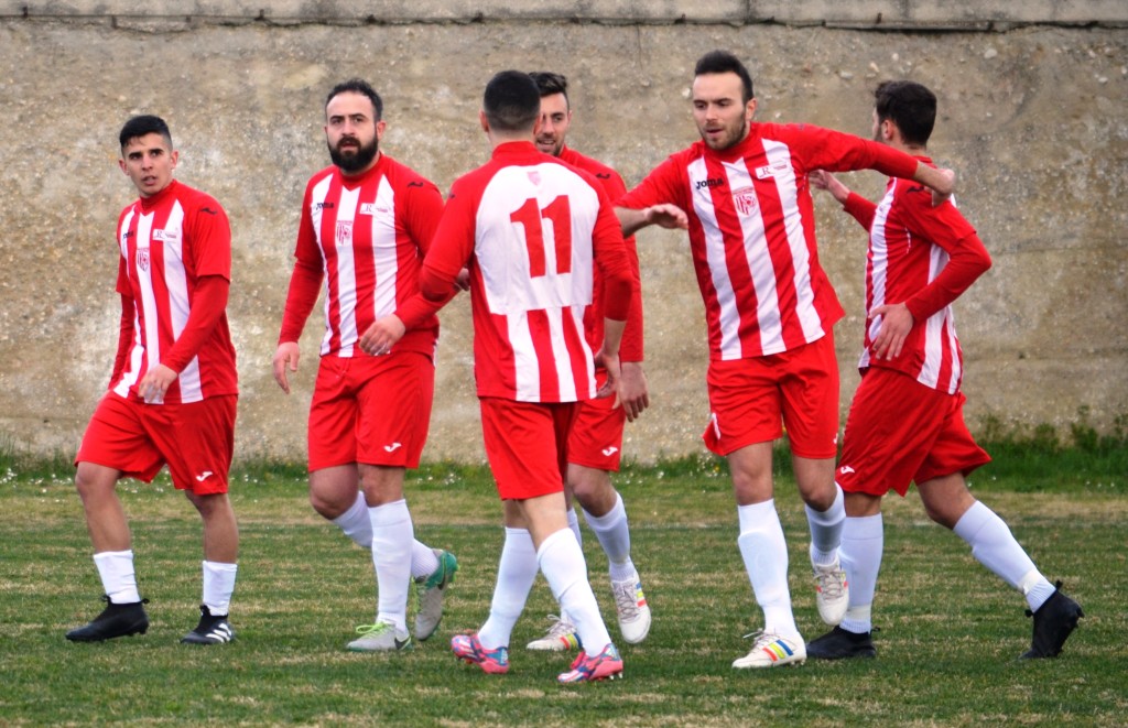 L'esultanza dei biancorossi dopo il gol del vantaggio siglato da Vannicola