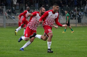 L'esultanza di Mascitti dopo il gol del vantaggio biancorosso